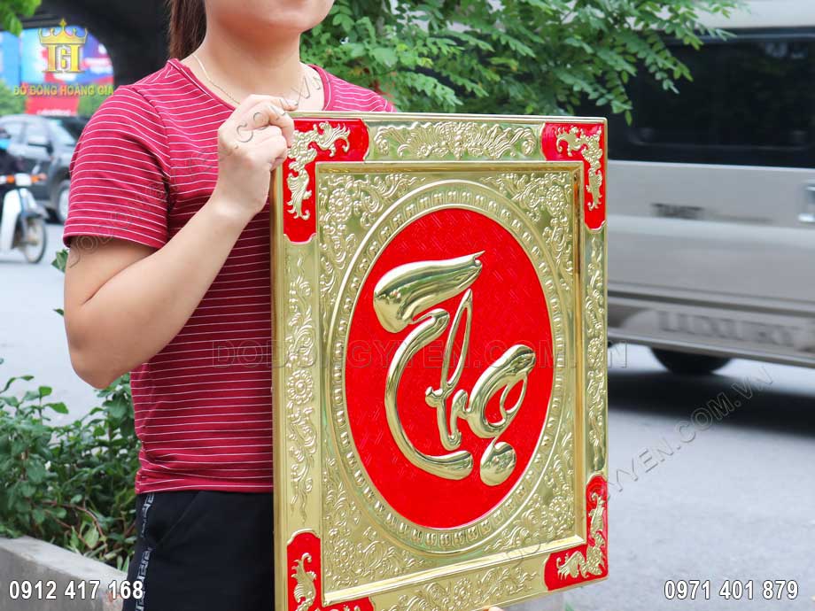 Bức tranh chữ thọ c&oacute; m&agrave;u sắc v&agrave;ng s&aacute;ng tr&ecirc;n nền đỏ sang trọng